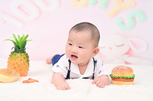 怀化宝宝在妈妈肚子里